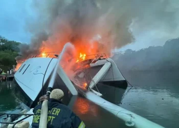 Embarcación de Fernando Capellán se incendia en la Bahía de Gracia y desata alarma en Luperón