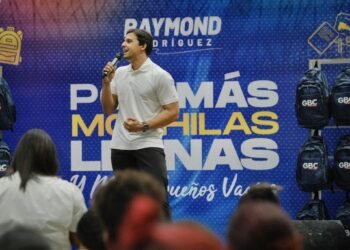 Raymond Rodríguez y Fundación GBC reafirman su compromiso con la educación; entregan mochilas cargadas de útiles escolares