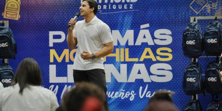 Raymond Rodríguez y Fundación GBC reafirman su compromiso con la educación; entregan mochilas cargadas de útiles escolares
