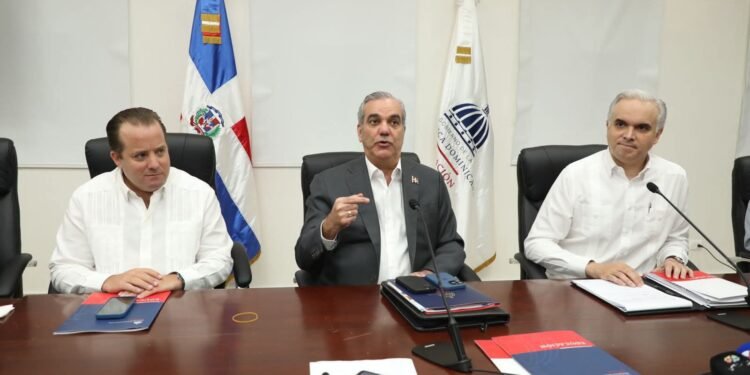 Presidente Abinader impulsa transformación educativa con 124,000 docentes formándose en áreas STEAM