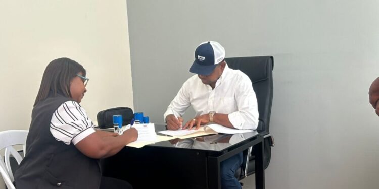 DPS y la Alcaldía de Loma de Cabrera firman acuerdo para mejorar servicios comunitarios