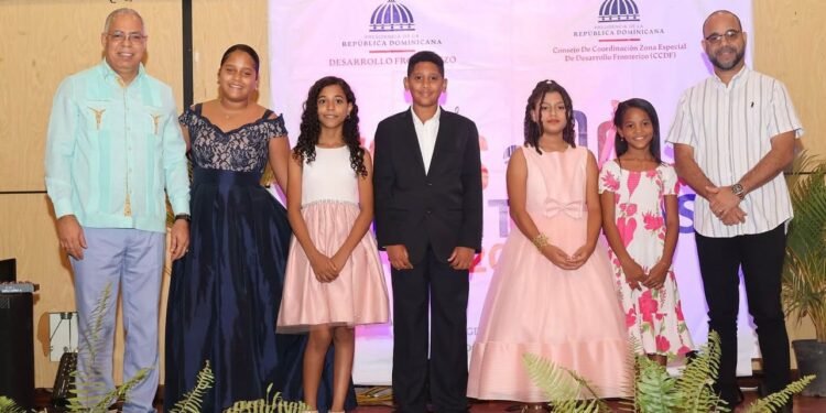 Director Desarrollo Fronterizo promueve el arte y la cultura encabezando la semifinal del Festival Voces Fronterizas 2025 en la región Norte