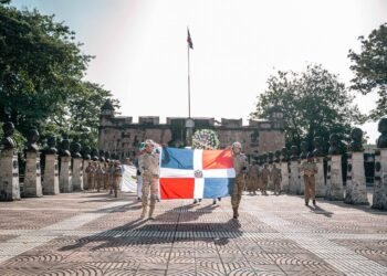 Depositan ofrenda floral por el 19 aniversario del CESFRONT*