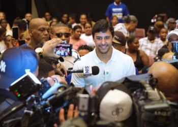 Raymond Rodríguez y Fundación GBC entregan mochilas con útiles escolares a más de 2,500 familias en 26 sectores del Distrito Nacional