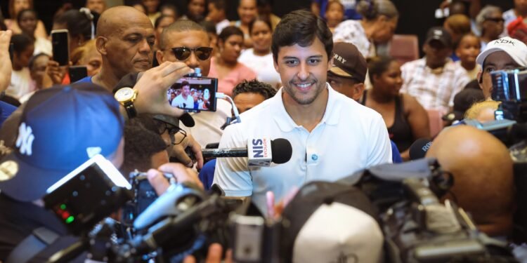 Raymond Rodríguez y Fundación GBC entregan mochilas con útiles escolares a más de 2,500 familias en 26 sectores del Distrito Nacional