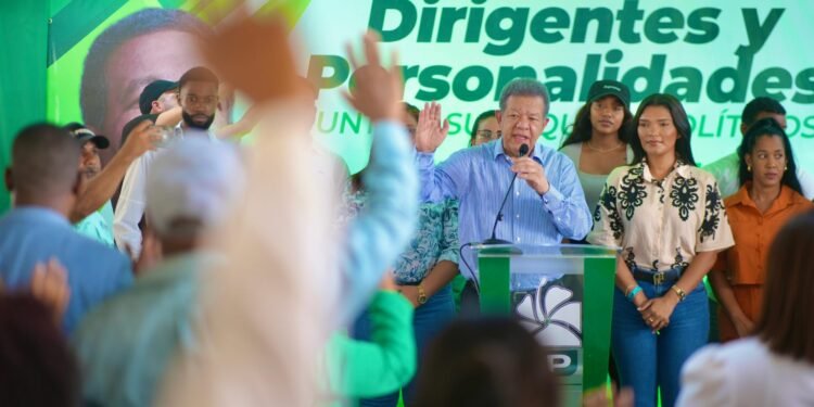 Leonel sigue juramentaciones este fin de semana en La Vega