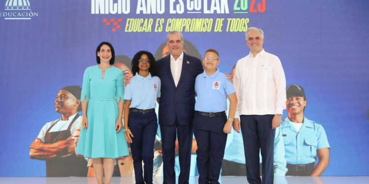 Abinader insta padres a motivar a sus hijos en nuevo año escolar