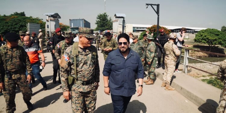 Subsecretario Defensa EE.UU. y Ministro RD recorren la frontera