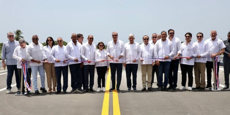 Presidente Abinader inaugura avenida Circunvalación de Baní