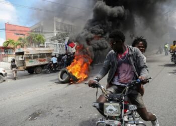 HAITI: Pandilleros queman dos blindados a las tropas kenianas