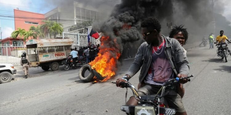 HAITI: Pandilleros queman dos blindados a las tropas kenianas