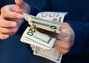 Dólar subió otros 12 cts; este jueves era vendido RD$61.99