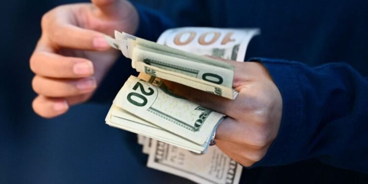 Dólar subió otros 12 cts; este jueves era vendido RD$61.99