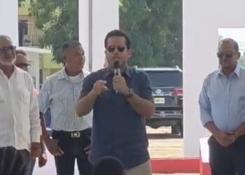 senador Omar Fernández realizó una visita al municipio fronterizo de Dajabón, donde sostuvo un encuentro con representantes de la Cámara de Comercio y líderes comunitarios de la zona.