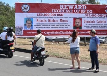 COLOMBIA: EU instala valla con la recompensa Maduro-Cabello