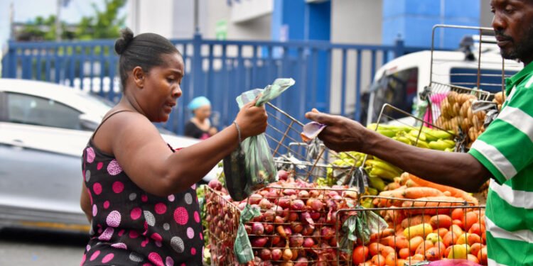 Altos precios alejan a clientes de los mercados en la capital dominicana