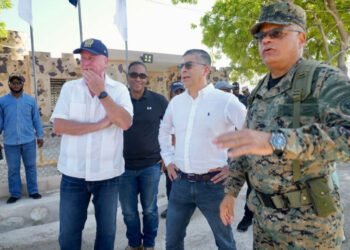 Ministro de Defensa y otros altos mandos recorren frontera