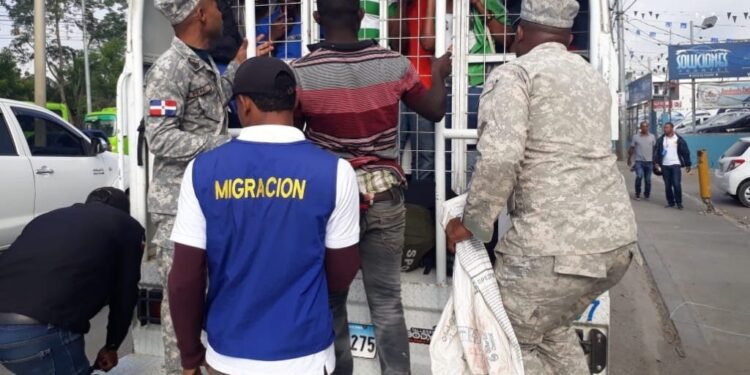 DGM detiene a 1,423 haitianos ilegales y deporta a otros 1,255