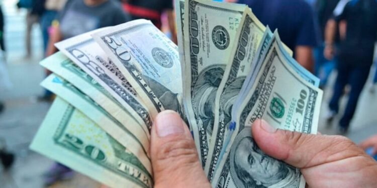 Dólar subió siete centavos; este jueves era vendido a RD$61.95