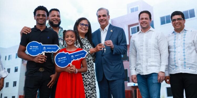 Presidente Abinader entrega 488 apartamentos en SDE