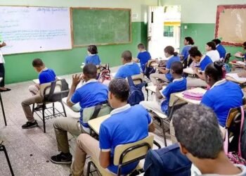 ADP denuncia corrupción, crisis y abandono educación pública