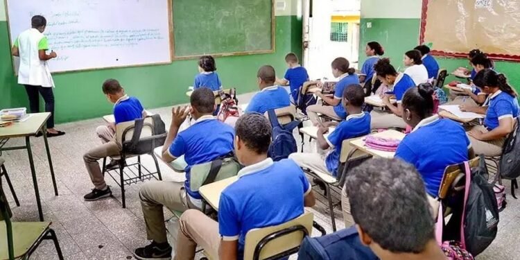 ADP denuncia corrupción, crisis y abandono educación pública