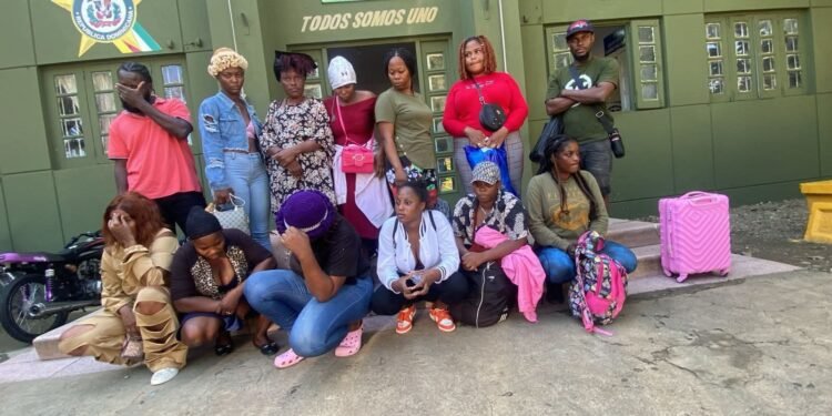 *En hotel de Santiago Rodríguez detienen a 16 haitianos en condición migratoria irregular durante operativo del ERD*