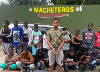 Patrulla del Ejército detiene a conductor con 16 haitianos indocumentados en una jeepeta en Mao*