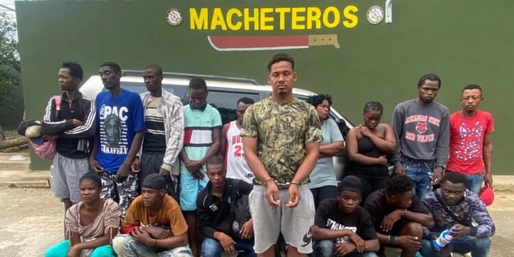 Patrulla del Ejército detiene a conductor con 16 haitianos indocumentados en una jeepeta en Mao*