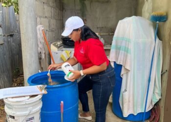 Salud Pública Desarrolla amplia jornada de descacharrización casa x casa en Comunidad de esta  Zona fronteriza.