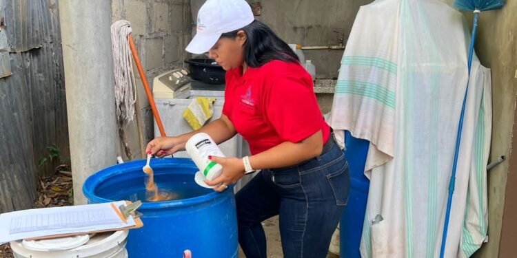 Salud Pública Desarrolla amplia jornada de descacharrización casa x casa en Comunidad de esta  Zona fronteriza.