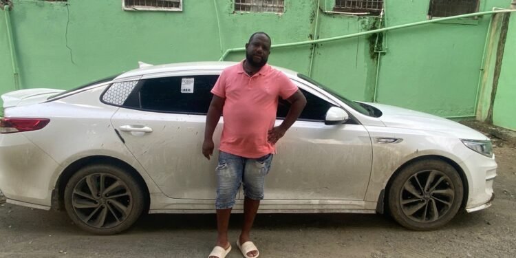 En operativo del Ejército fueron detenidos tres vehículos con 36 haitianos indocumentados en Valverde*