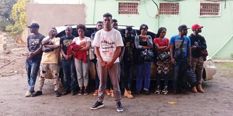 Ejército detiene en Santiago Rodríguez a conductor de miniván que transportaba 11 indocumentados*