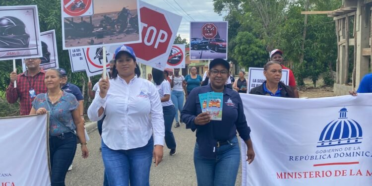 Salud Pública realiza caminata en El Pino para concientizar sobre los accidentes de tránsito