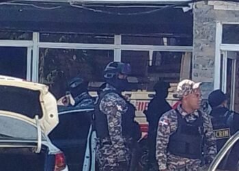 Arrestan 11 policías por muerte de cinco hombres en Santiago