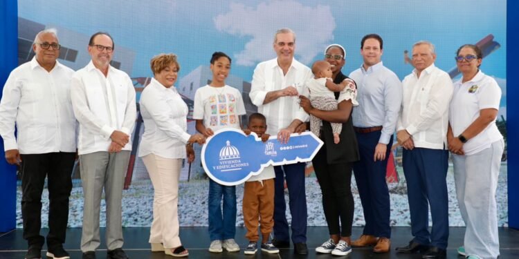 El Presidente entrega 95 nuevas viviendas en Pedro Brand, SD