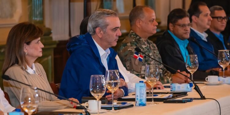 Gobierno mantiene suspendidas labores provincias en alerta roja