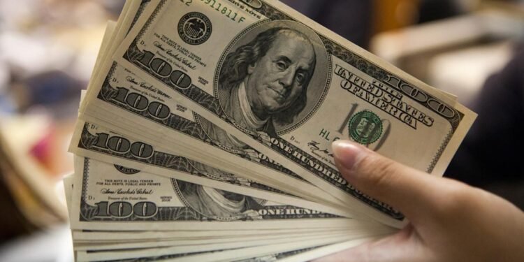Dólar baja otros 13 centavos en RD; es vendido a $63.14 pesos