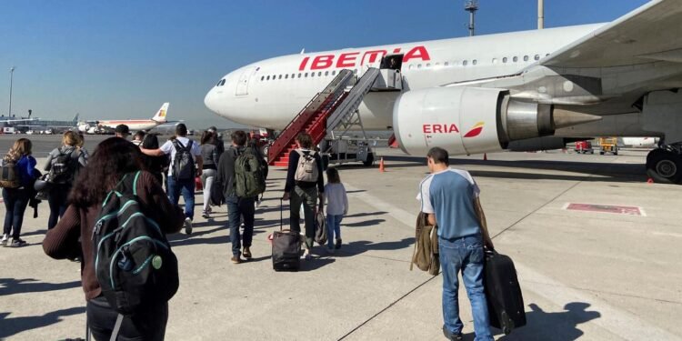 Aerolíneas cancelan vuelos a Venezuela tras advertencias EU