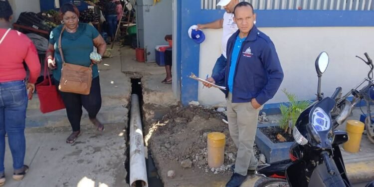 La Direccion Provincial de Salud dps realiza Operativo  preventivo en esta zona fronteriza coordinado por el  Dr. Yunior Peña de Sanidad Ambiental,  en el mercado de las verduras, negocios y hoteles,