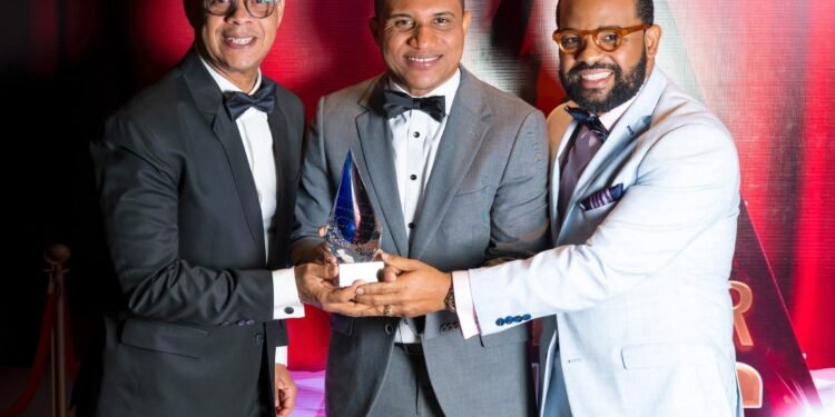 Periodista Vargavila Riverón gana premio “Glamour Music Awards” como mejor Comentarista de Opinión del año 2025