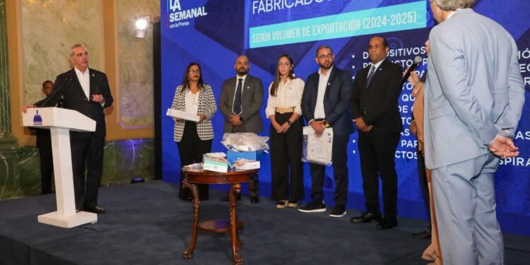 Presidente Abinader destaca que en RD operan 42 empresas de manufactura de equipos médicos; 7 de estas figuran entre las 10 principales del mundo*