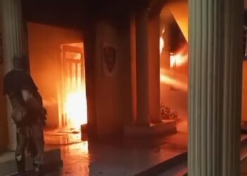 Ejército y Bomberos actúan en unidad para salvaguardar a detenidos tras incendio en destacamento policial de Santiago Rodríguez.