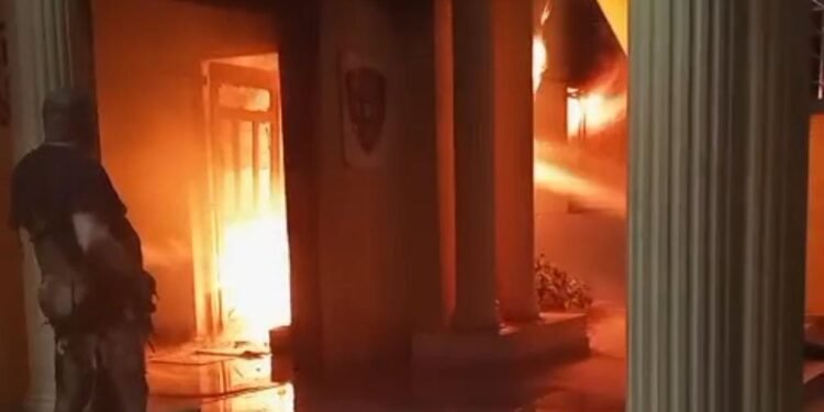 Ejército y Bomberos actúan en unidad para salvaguardar a detenidos tras incendio en destacamento policial de Santiago Rodríguez.