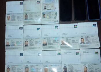 Ejército detiene vehículo con tres ciudadanos haitianos y 13 pasaportes en operativo en Santiago de la Cruz de Dajabón*