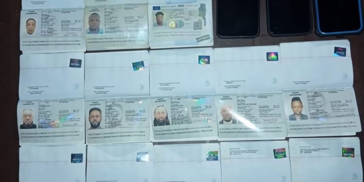 Ejército detiene vehículo con tres ciudadanos haitianos y 13 pasaportes en operativo en Santiago de la Cruz de Dajabón*