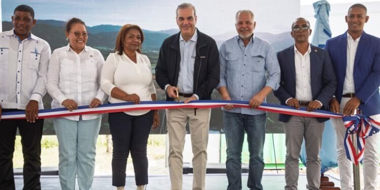 Presidente Abinader inaugura carreteras en el «Sur Profundo»