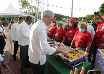 Abinader anuncia 15 millones de almuerzos y cenas navideñas