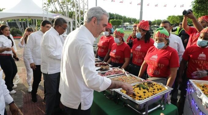 Abinader anuncia 15 millones de almuerzos y cenas navideñas
