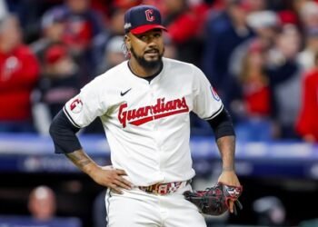 Peloteros de Grandes Ligas Emmanuel Clase y Luis Ortiz suspendidos de por vida por apostar al béisbol